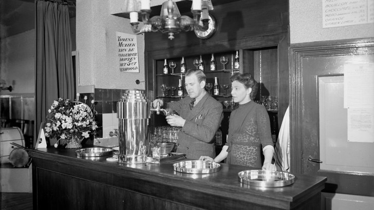 Op 21 februari 1949 stond Guus Hozeman van café de Roode Leeuw achter de tap tijdens de heropening van de zaak.