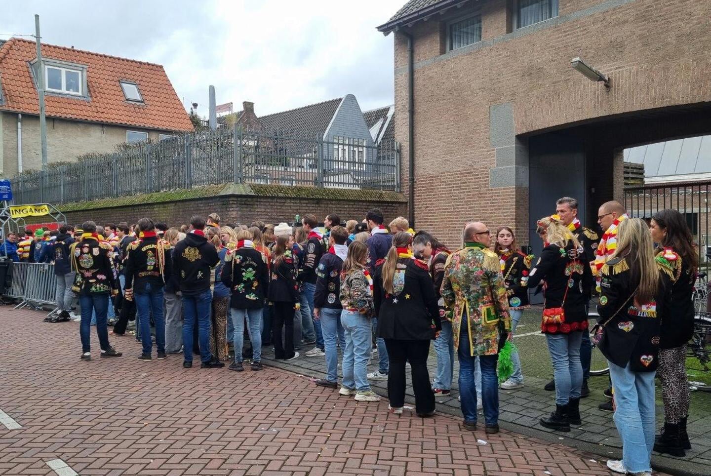 Ook de vrijdag voor carnaval werd er al volop carnaval gevierd in Oeteldonk.