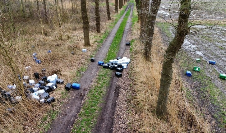Bij de Rekken in Vinkel is vanmorgen een groot aantal jerrycans met vermoedelijk drugsafval aangetroffen.