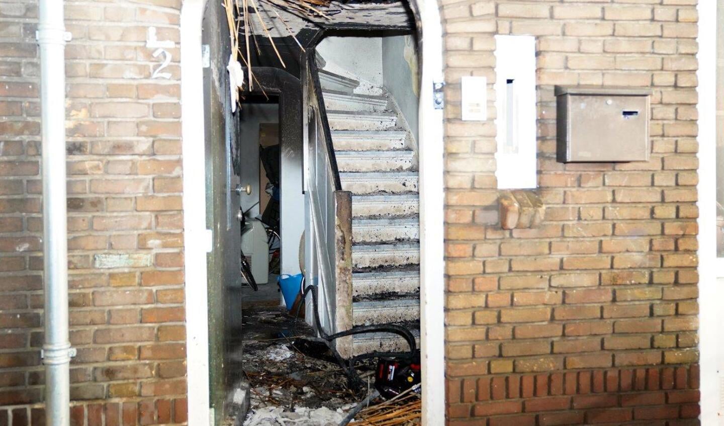 Een woningbrand heeft in de nacht van zaterdag op zondag voor veel schade gezorgd in de Cederstraat in de Graafsewijk in Den Bosch. 
