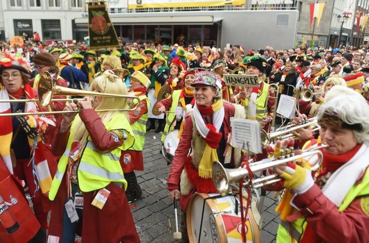 Feest in Oeteldonk op de zondag van carnaval.