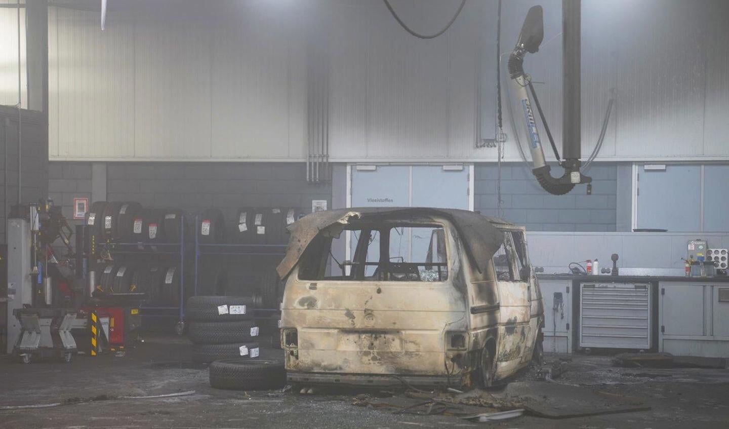 Vannacht is er brand uitgebroken bij autobedrijf Van den Udenhout aan de Balkweg in Den Bosch. 