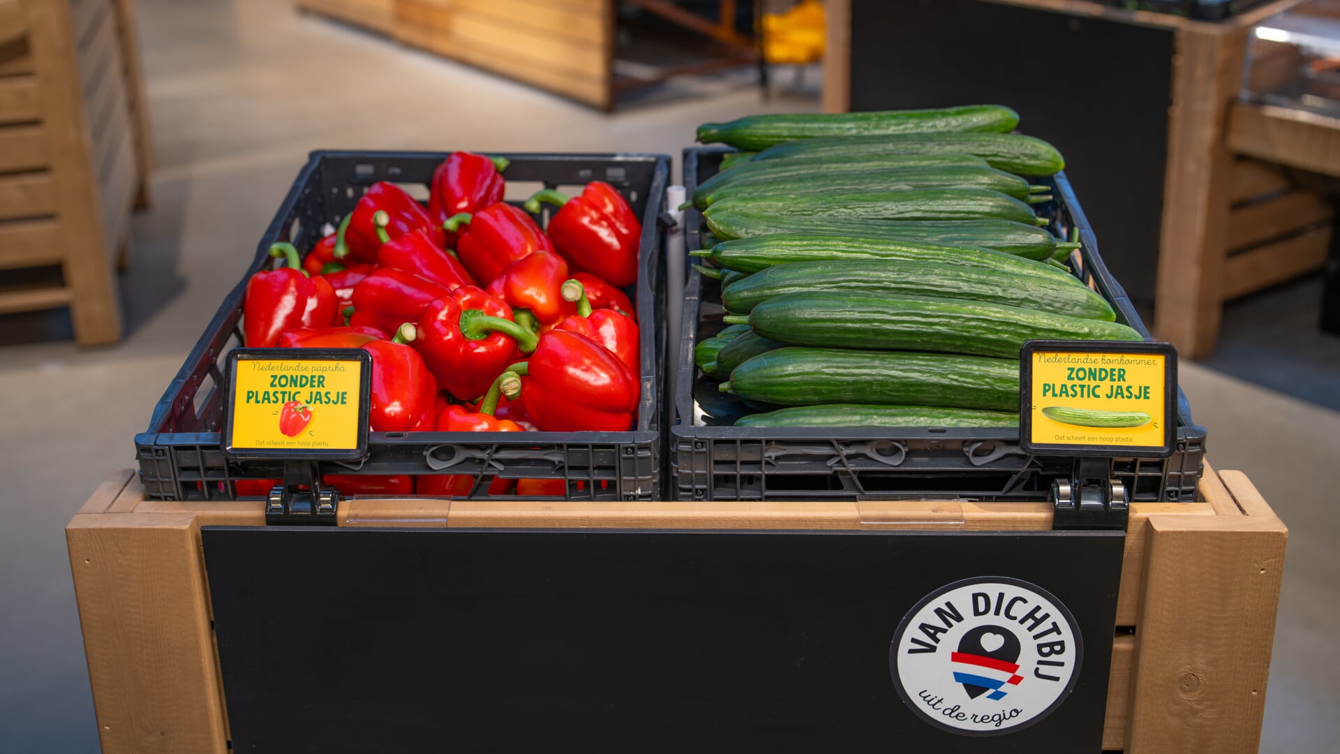 Vanaf deze week zijn in alle Jumbo's de losse rode paprika’s en komkommers van Nederlandse bodem verkrijgbaar zonder plastic verpakking.