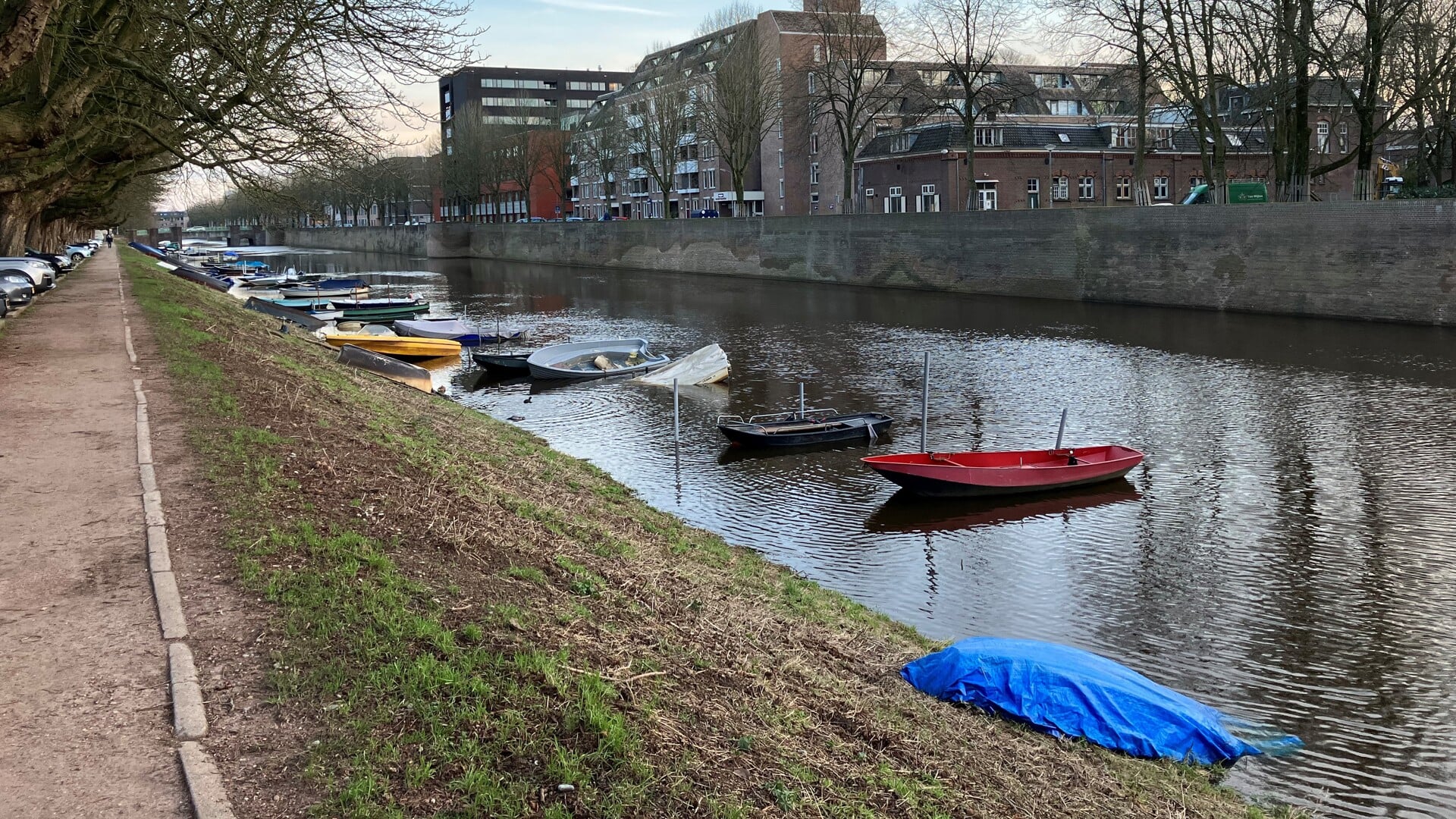 Vanaf 1 april aanstaande gaat de gemeente 's-Hertogenbosch zo'n zestig (deels) gezonken en afgedreven boten in rivier de Aa opruimen.