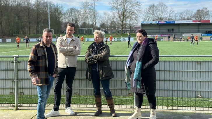 Raadslid Bram Nijst (tweede van links) en wethouder Janine van Hulsteijn (tweede van rechts) op bezoek bij Vitesse'08. Links Bart Bardoel (Vitesse'08) en rechts Vitesse-secretaris Daniëlle Nova - Lamers.