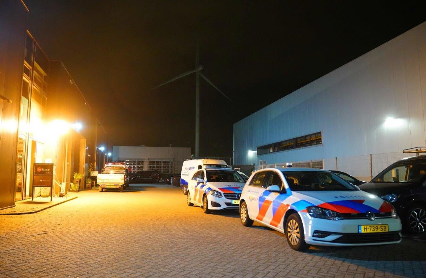 Tijdens een controle van een bedrijvenpand aan de Graaf van Solmsweg in Den Bosch is maandagavond een hennepkwekerij met zo'n vijfhonderd planten aangetroffen.