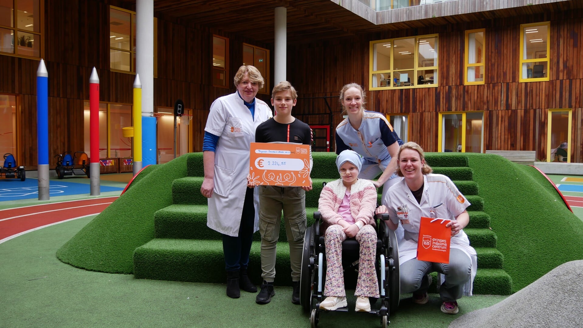 Foto: v.l.n.r: Dr. M.D van de Wetering kinderoncoloog, Thijmen, Tirza Schuerhoff (Medisch pedagogisch zorgverlener), Lotte, en Jonne Donatz Verpleegkundig specialist i.o.
