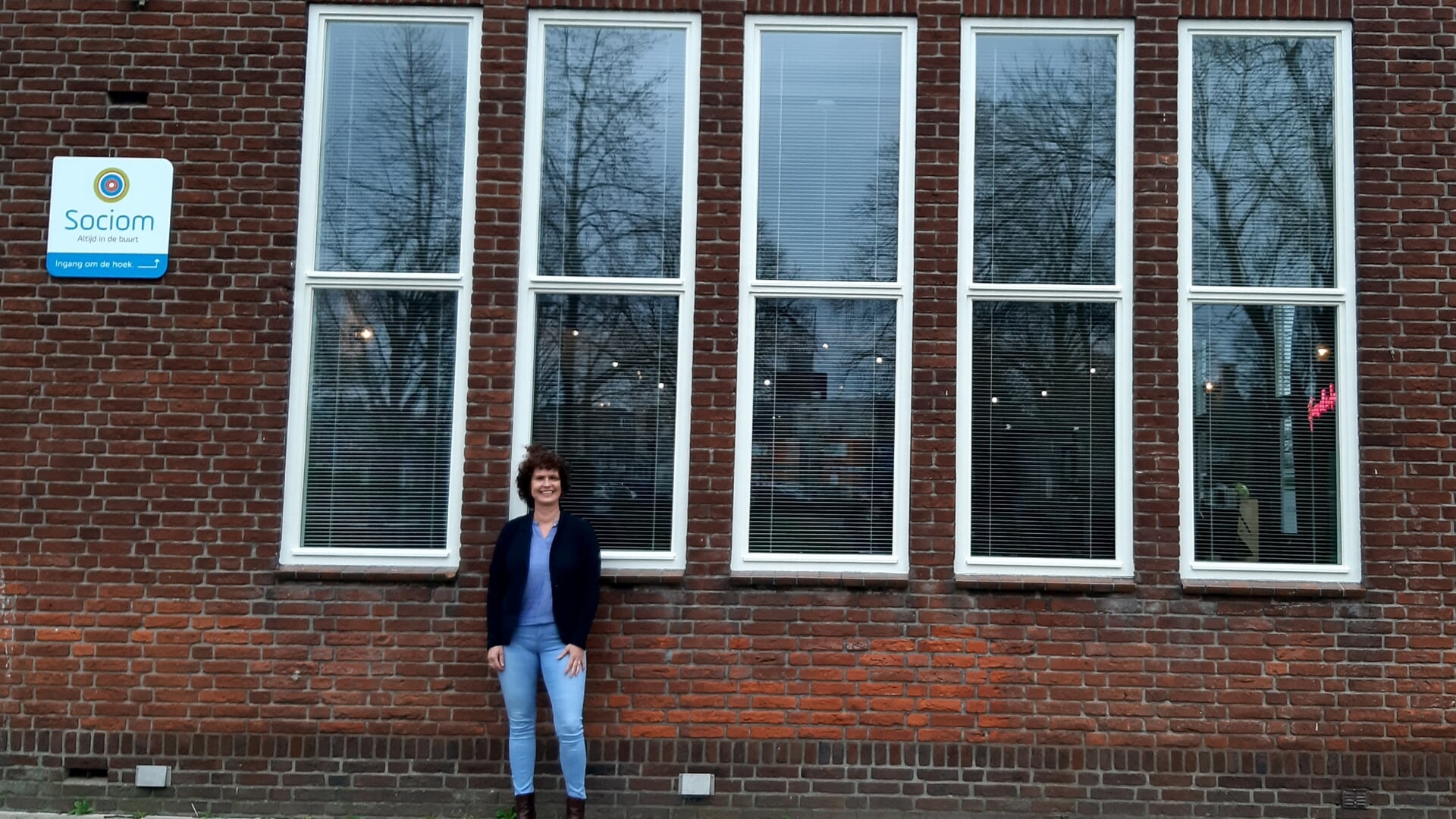 Iris Steenbruggen voor het Sociom gebouw in Boxmeer van waaruit zij het Steunouder project coördineert. 