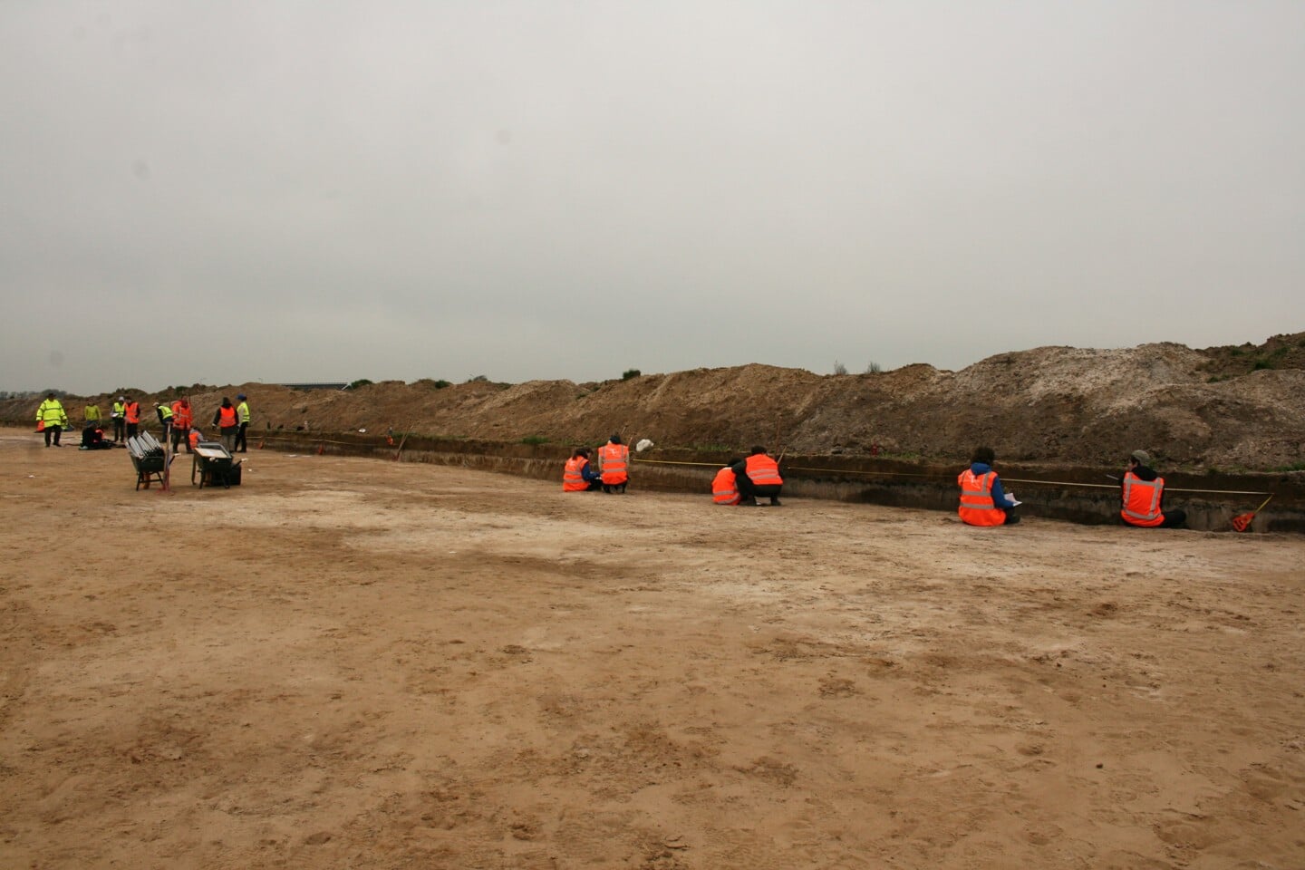 Eerstejaars studenten archeologie uit Leiden leren opgraven in Oss tijdens de jaarlijkse Fieldschool in 2023.