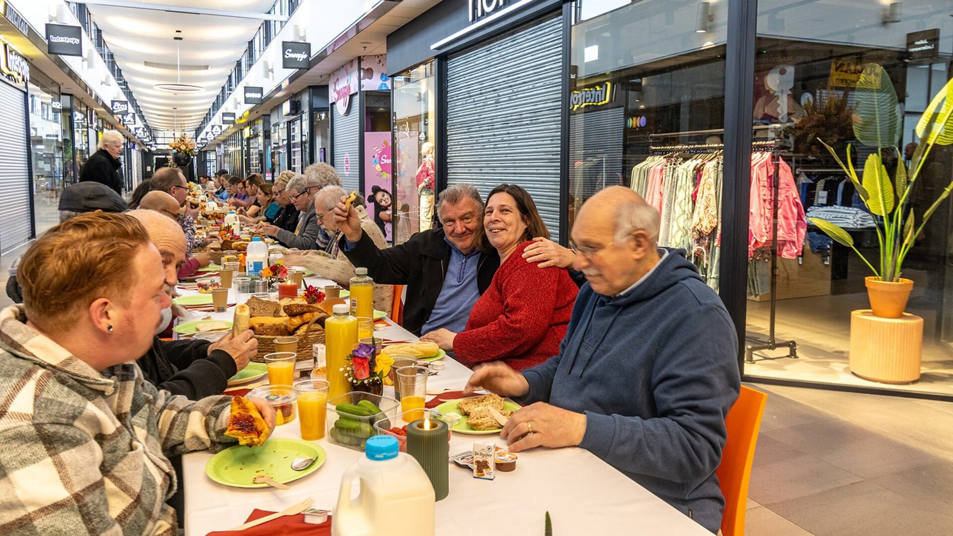 Foto van de langste ontbijttafel van Den Bosch. Zo'n tachtig members van Quiet Den Bosch genoten op zondag 18 februari op uitnodiging van de winkeliersvereniging van de Helftheuvel van een heerlijk ontbijt.