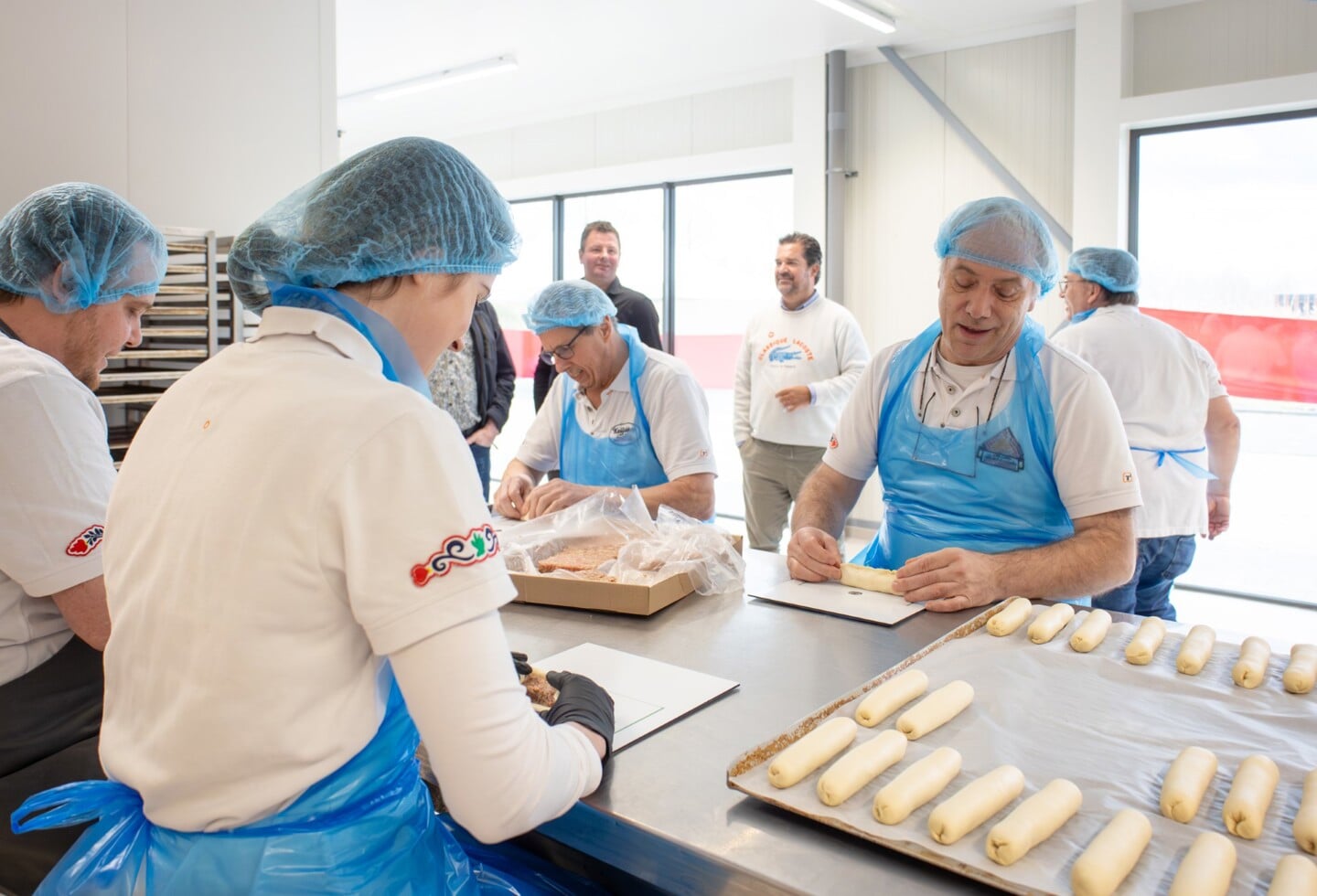 Op de nieuwe locatie op het 
bedrijventerrein Treurenburg worden dagelijks ruim 12.000 Keilekkere 
worstenbroodjes met de hand gerold.