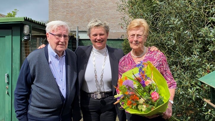 Harry en Marianna Janssen - Skowronski vonden een nieuw thuis in Gennep. Het 65-jarig bruidspaar werd gefeliciteerd door wethouder Janine van Hulsteijn.