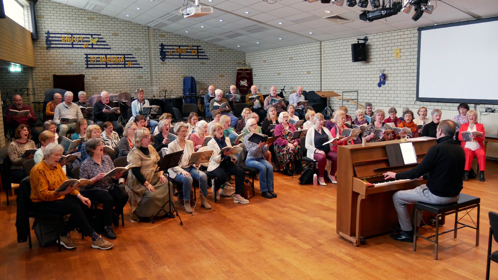 Het koor tijdens een van hun repetities. (foto: Henk Lunenburg)