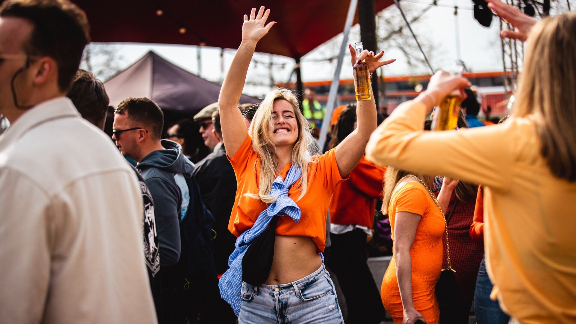 Op Koningsdag - zaterdag 27 april van 14.00 tot 23.59 uur - is op de Bossche Tramkade plek voor ruim 3.000 bezoekers tijdens het Oranjekade Festival met dit jaar uitsluitend elektronische muziek. (Foto: Wesley Maas)
