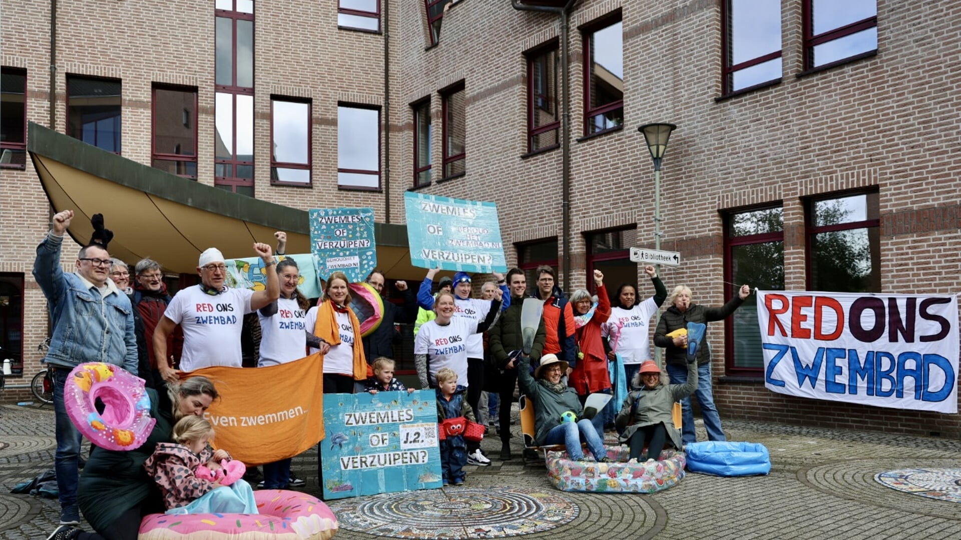 De actievoerders voor het behoud van het zwembad in Gennep.