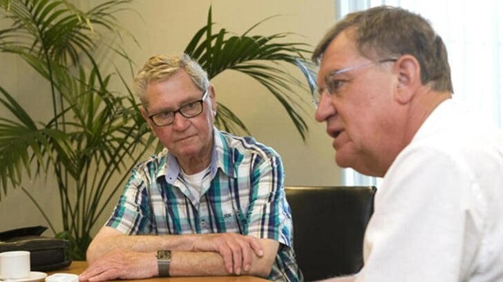 Ben Schellekens in gesprek met oud-burgemeester Henk Hellegers van de gemeente Uden.