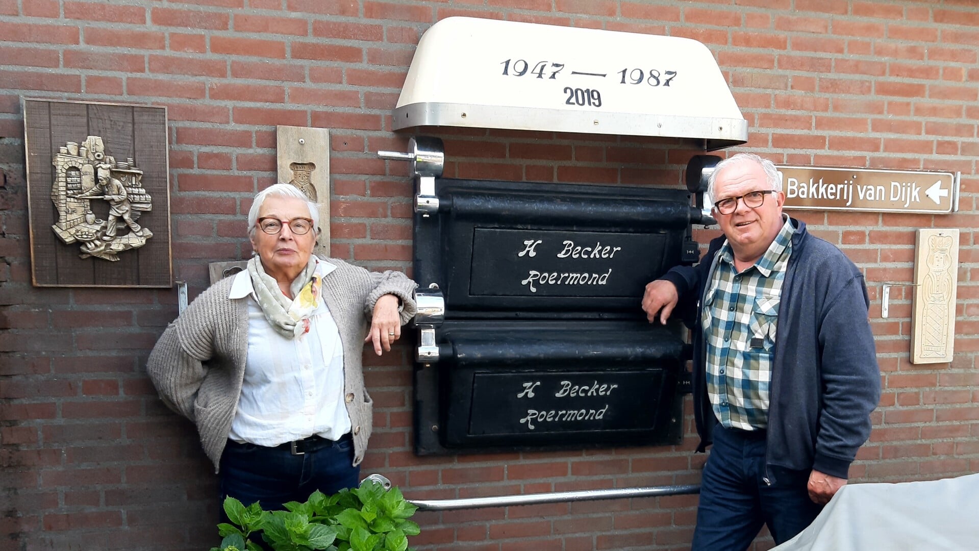 Els en Twan van Dijk poseerden graag bij hun ‘ ovenmuur ‘ in de tuin van hun bungalow achter de bakkerij in Beers.