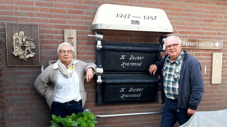 Els en Twan van Dijk poseerden graag bij hun ‘ ovenmuur ‘ in de tuin van hun bungalow achter de bakkerij in Beers.