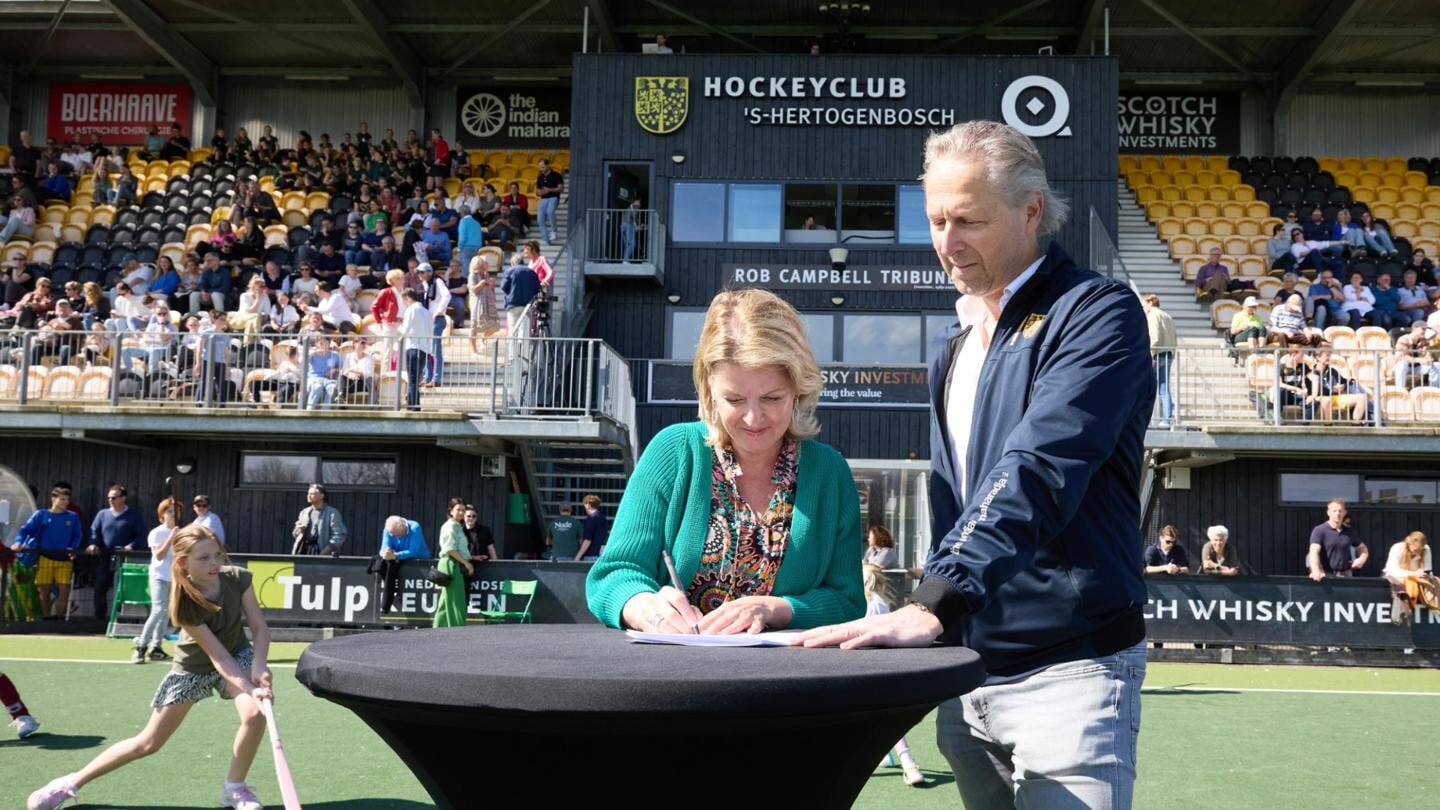 Elma Mieras-van Hijum (Rabobank) en Rob Almering (HC Den Bosch) ondertekenen de nieuwe overeenkomst. 