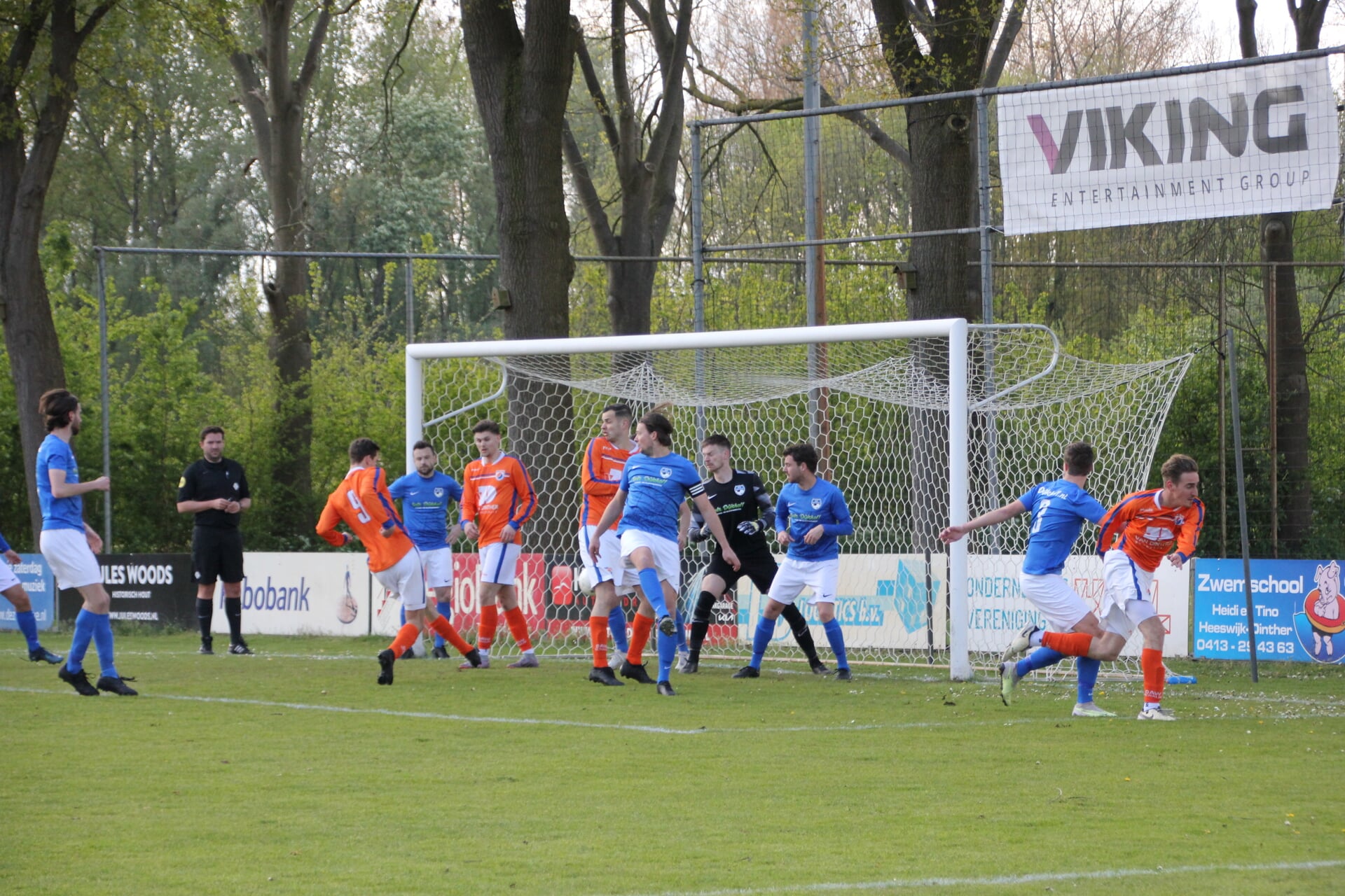 DAW won met 0-4 uit tegen VV Heeswijk en houdt daardoor zicht op de titel. 