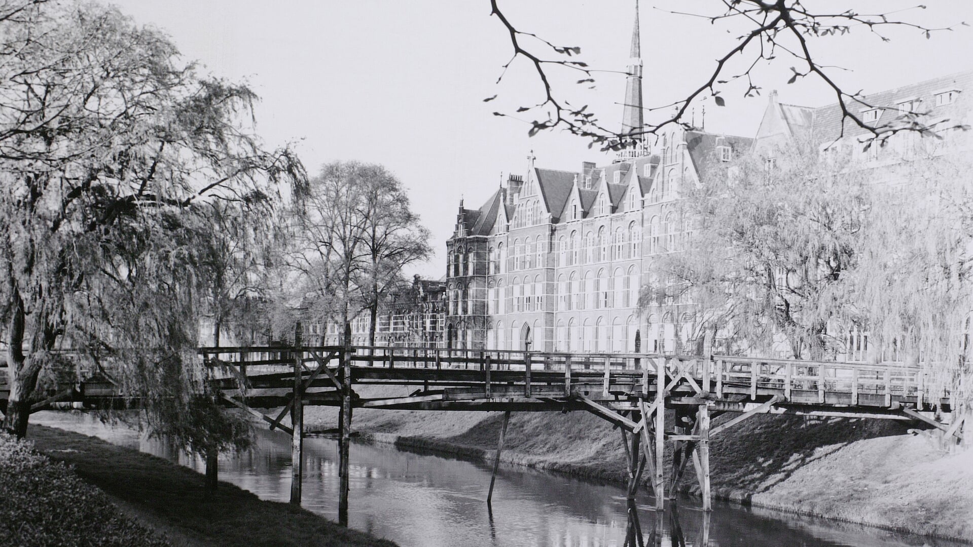 Deze foto van de houten Mariabrug in Den Bosch is op 17 april 1952 gemaakt. (Foto: Erfgoed ’s-Hertogenbosch/Fotopersbureau Het Zuiden) 