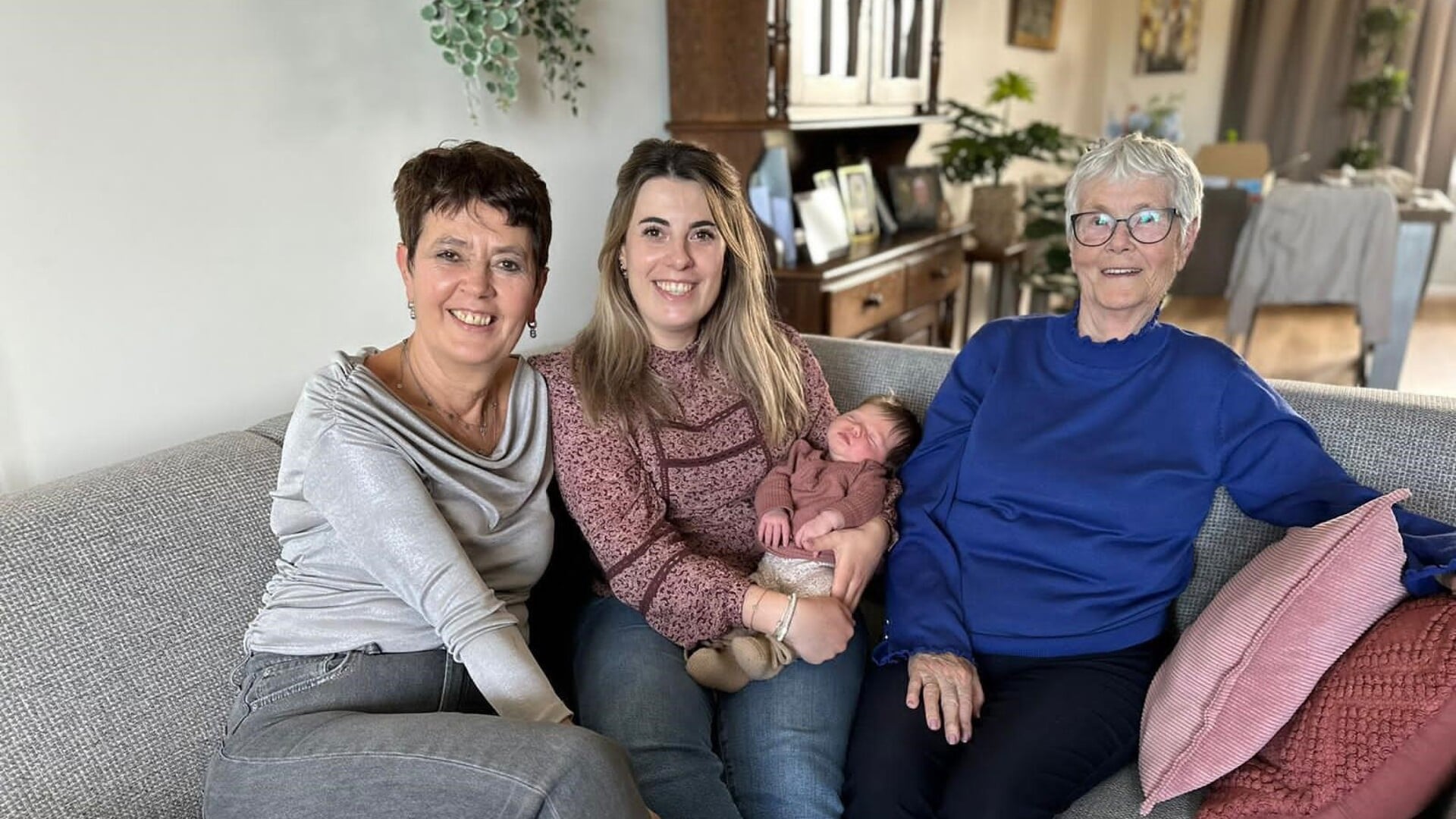 Vier generaties vanaf links oma Annemie, mama Lisa met Rosie en omi Stien.