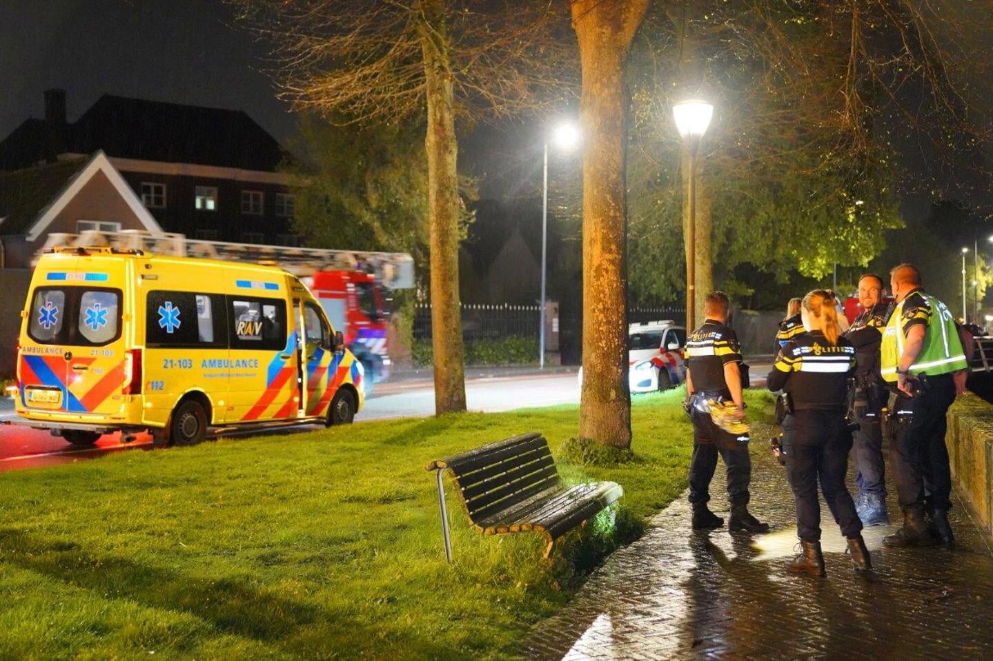 Aan de Zuidwal in Den Bosch is zondagavond rond 23.30 uur een jongeman van de stadsmuur afgevallen en deels in het water beland.