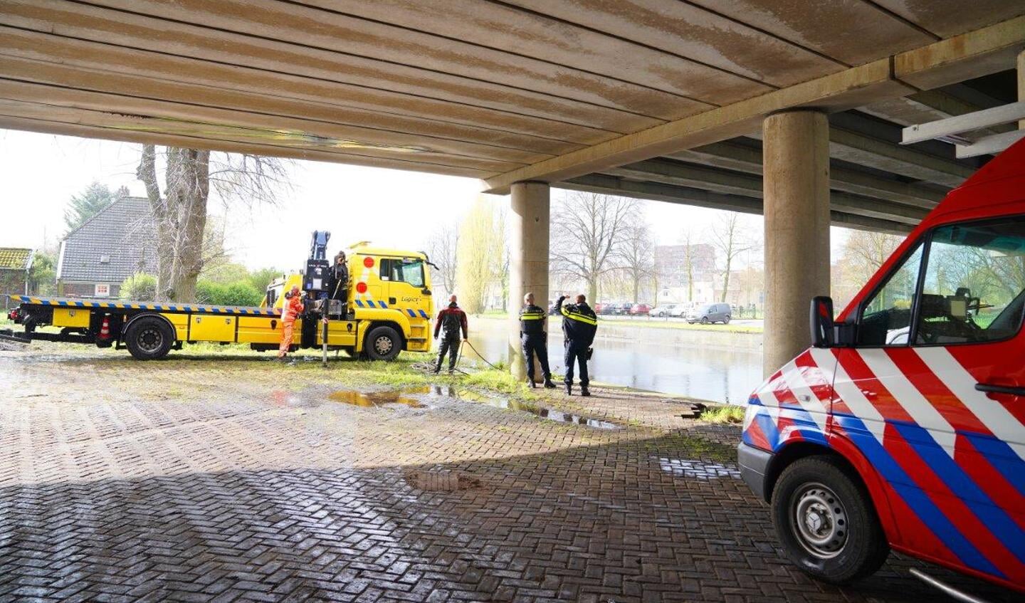 Duikers van de brandweer Den Bosch zijn woensdagmiddag tijdens een duikoefening in de Zuid Willemsvaart in Den Bosch per toeval op twee gestolen motoren gestuit.
