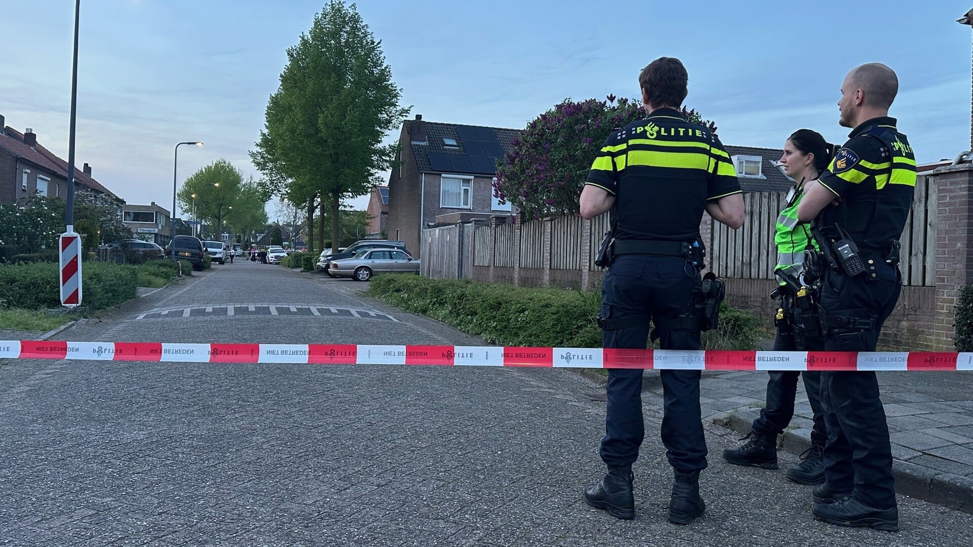 Meerdere woningen in de Rozenstraat in Rosmalen zijn zaterdagavond uit voorzorg ontruimd nadat er een op een explosief lijkend voorwerp in een van de huizen was aangetroffen.