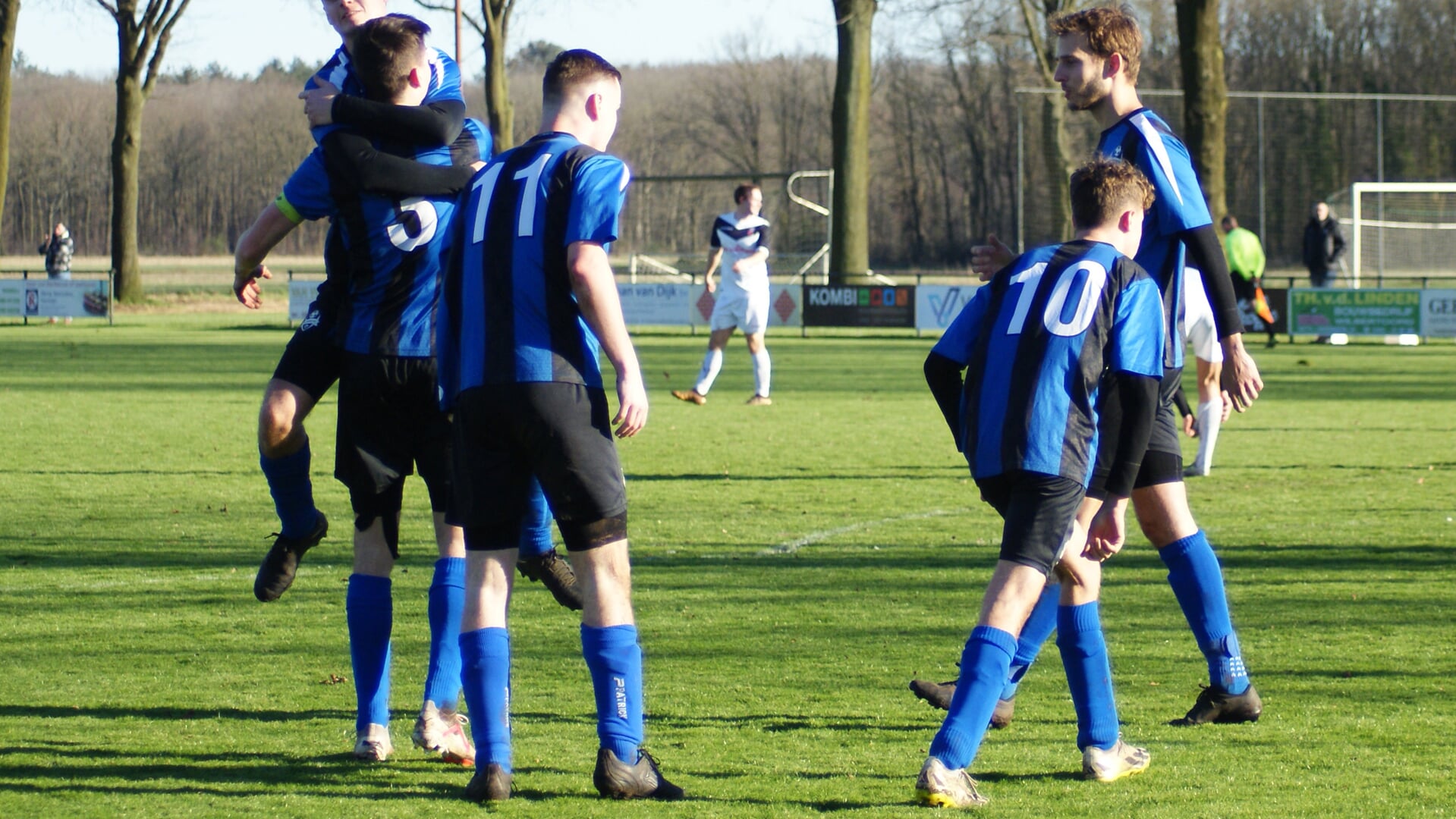 DWSH'18 juicht na een doelpunt tegen VItesse'08. Momenteel kent de ploeg weinig hoogtepunten.