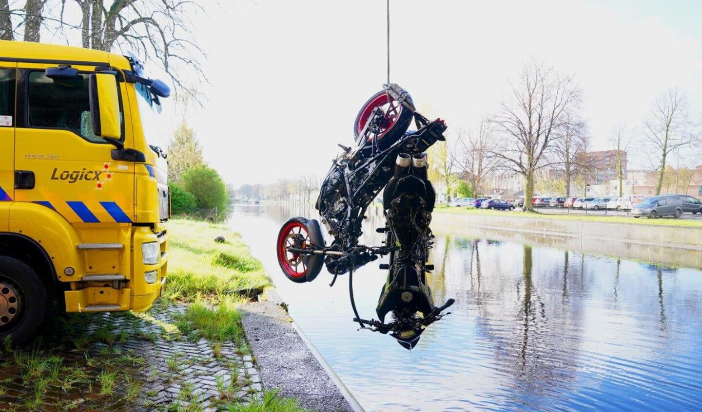 Duikers van de brandweer Den Bosch zijn woensdagmiddag tijdens een duikoefening in de Zuid Willemsvaart in Den Bosch per toeval op twee gestolen motoren gestuit.