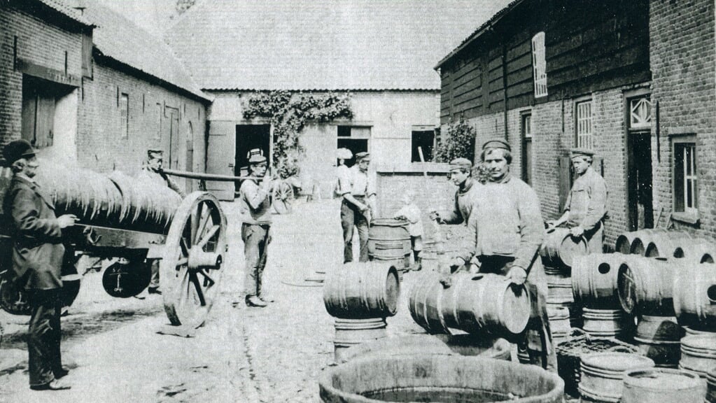 Bierbrouwerij in Veghel rond het jaar 1920.