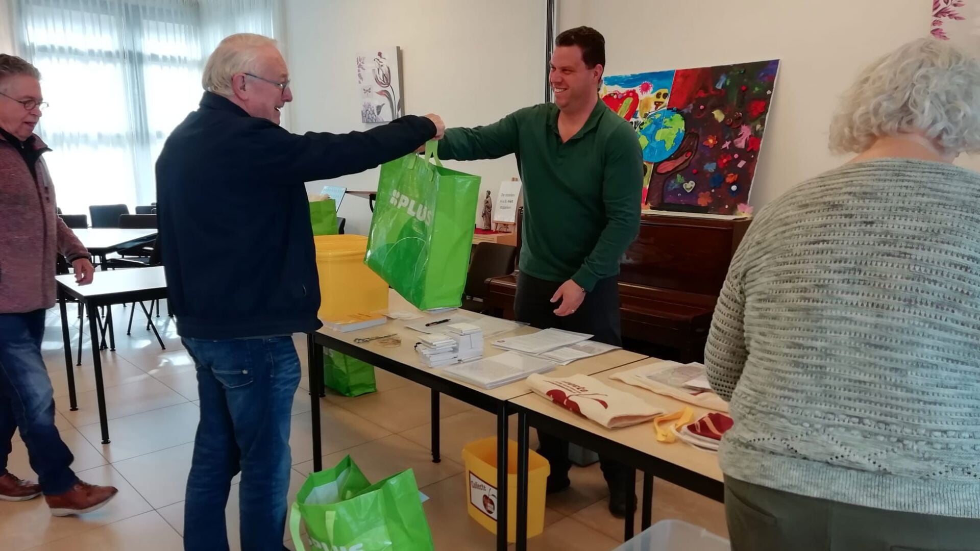 Voorzitter Jan van den Boom levert collectemateriaal in bij Taakgroep collectanten en wijkindeling.