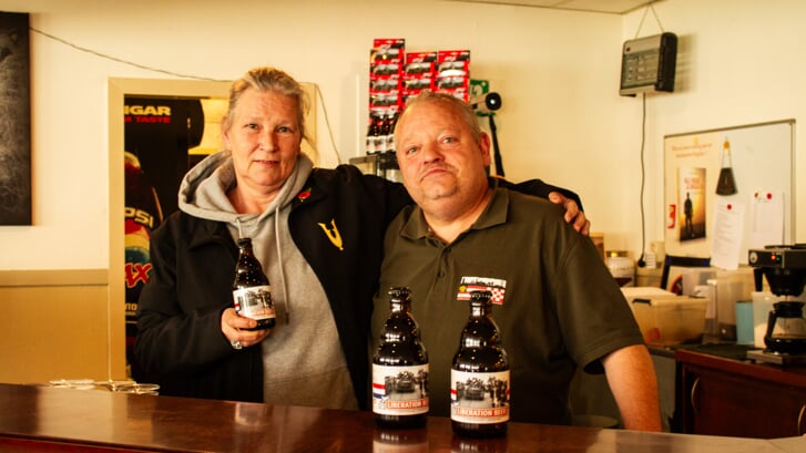 Ansje van Zetten en Jeroen Stam van het Veteranen Ontmoetings Centrum. Brouwerij D'n Draok maakte speciaal voor het VOC een Liberation Beer in het kader van tachtig jaar bevrijding van Den Bosch.