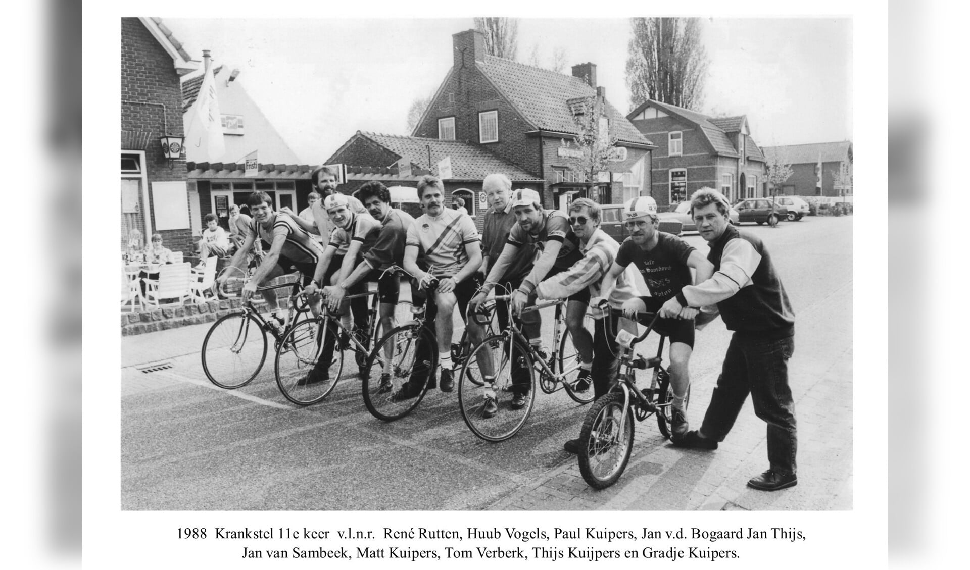 Een foto van de fietsgroep ‘Krankstel’ met hun begeleiders ter hoogte van La Marmotte. Tijdens de Pinksterdagen van 1988 wisten ze voor de elfde keer een ultralange fietstocht te volbrengen. Het is één van de 700 foto’s in de expositie ‘Oploo in de vorige eeuw’.  