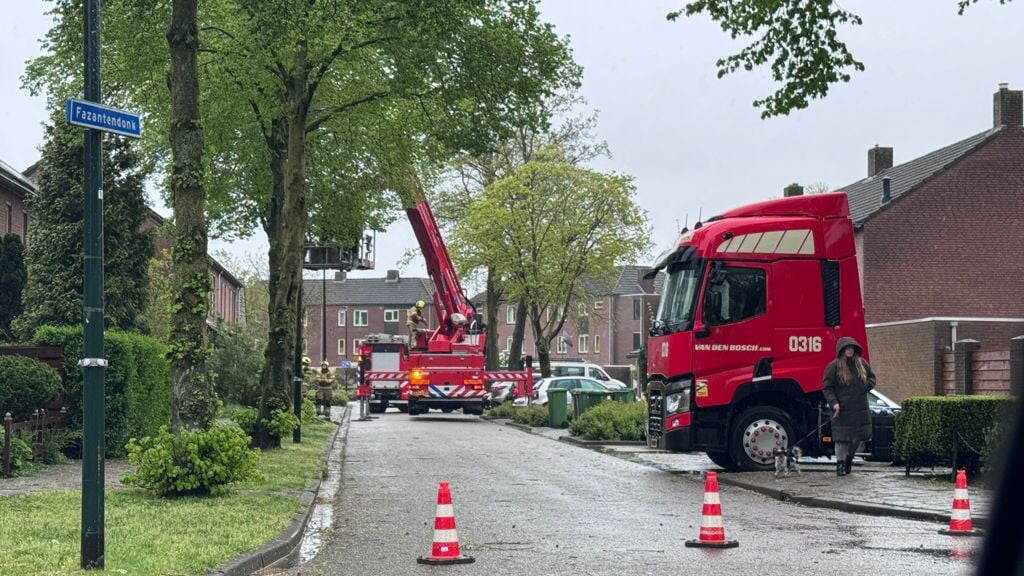 Brandweer-sluit-weg-af-vanwege-stormschade-in-Veghel
