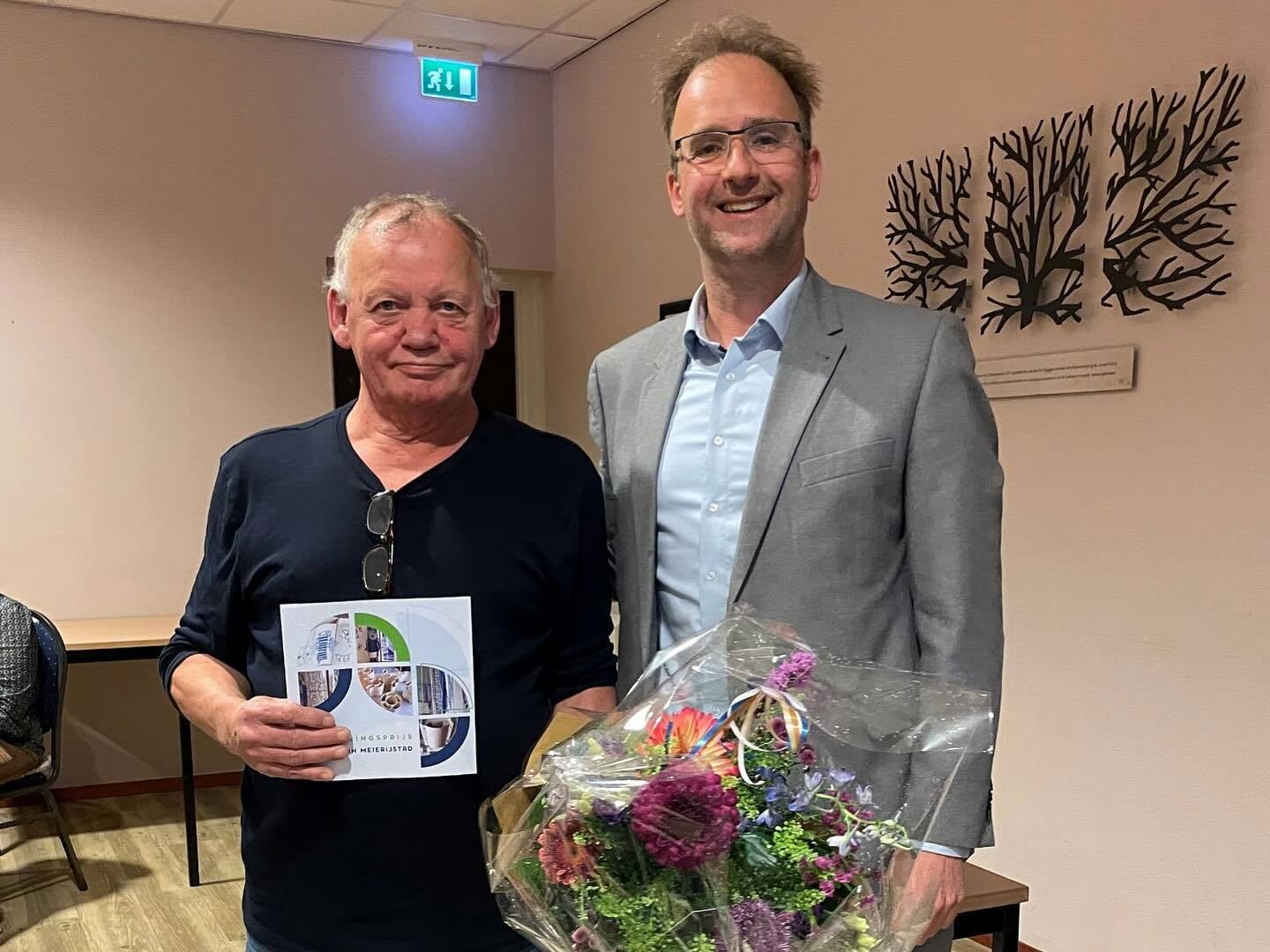 Jan Donkers is al 47 jaar bestuurslid van Stichting Vrije Vogels en ontving de prijs uit handen van wethouder Menno Roozendaal.