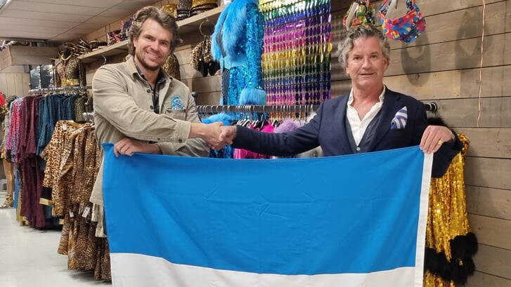 Robert van Straaten en Jos Hoofs met de blauwwitte Mariavlag (foto Henk van Esch)