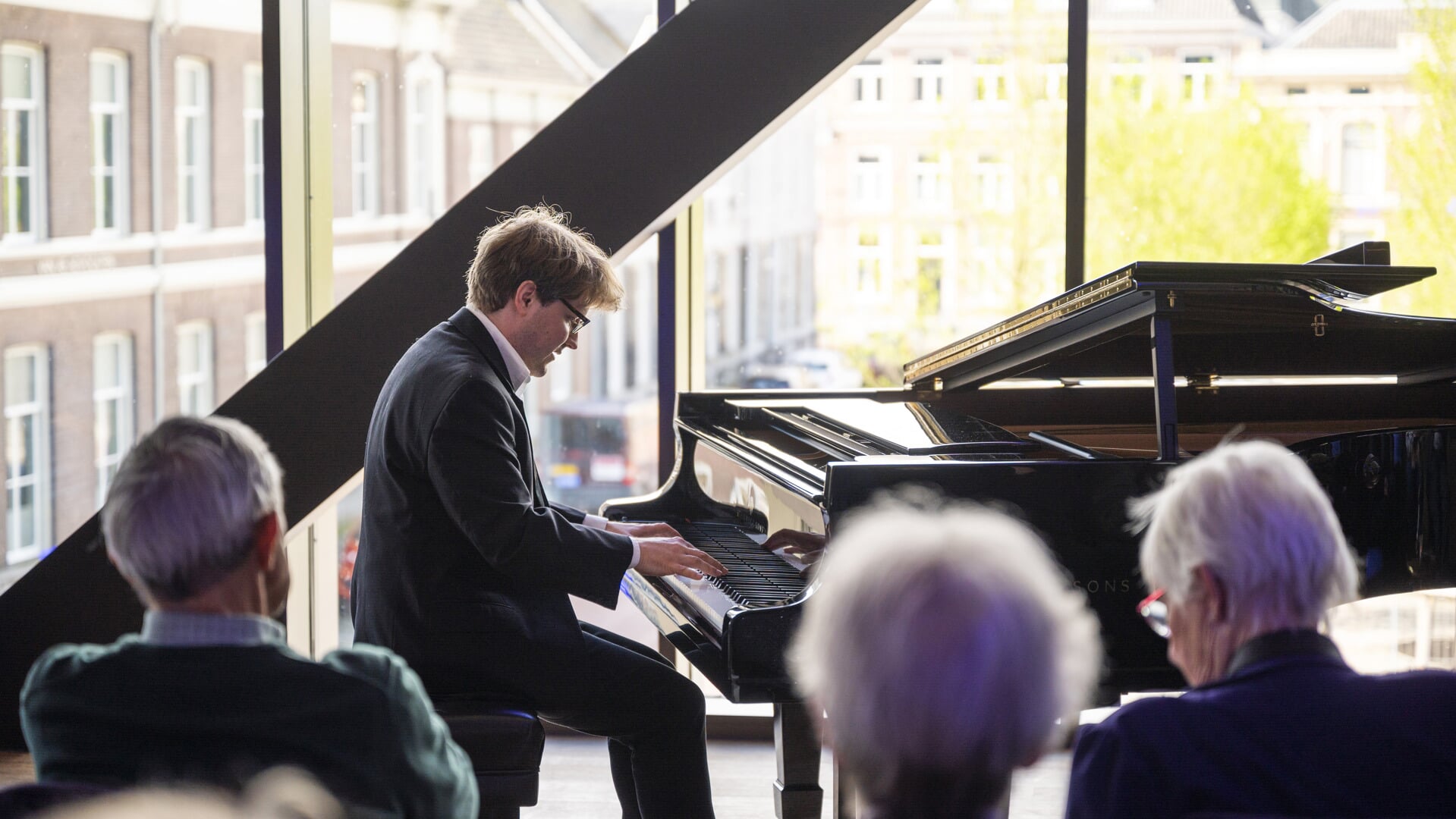 Deze editie van de OranjeMarathon is éxtra bijzonder, omdat pianisten van ruim 20 jaar ‘Koffie bij de Piano’ te gast zijn. (Foto: Karin Jonkers)