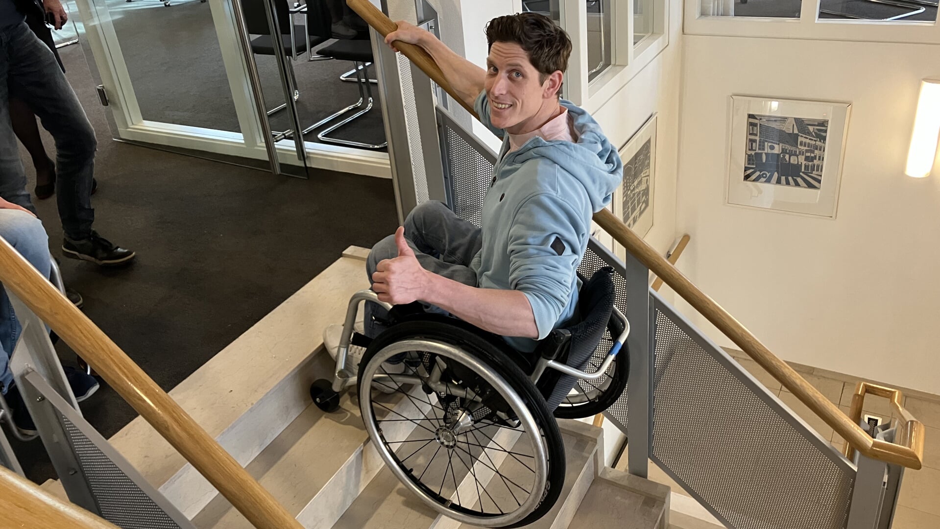Voor Floris is het geen enkel probleem om in een rolstoel trappen op of af te gaan.