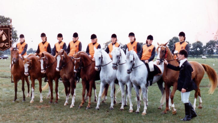 Een foto uit het archief van de Udense ponyclub.