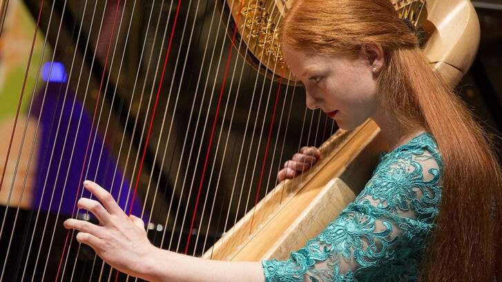 Inge Louisa (23) ontdekte haar passie voor de harp op 9-jarige leeftijd. 