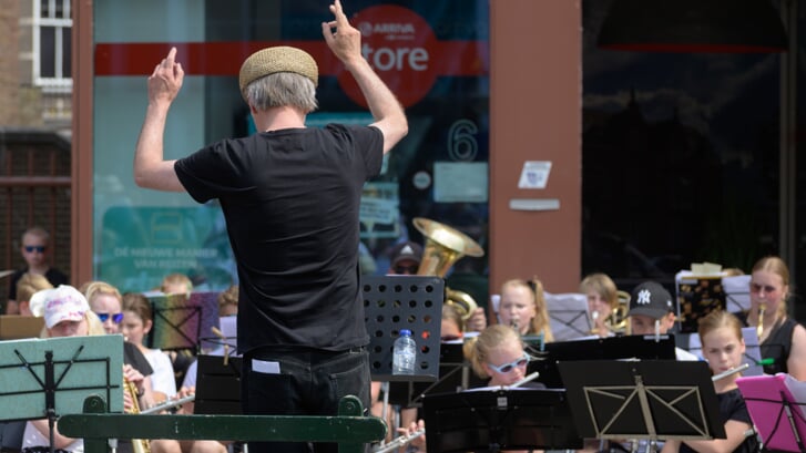 Stadscomponist Bart van Dongen musiceert wel vaker met kinderen en jeugdige muzikanten. Zo ook vorig jaar tijdens de 'Dag van de Componist' op het Stationsplein in Den Bosch. 