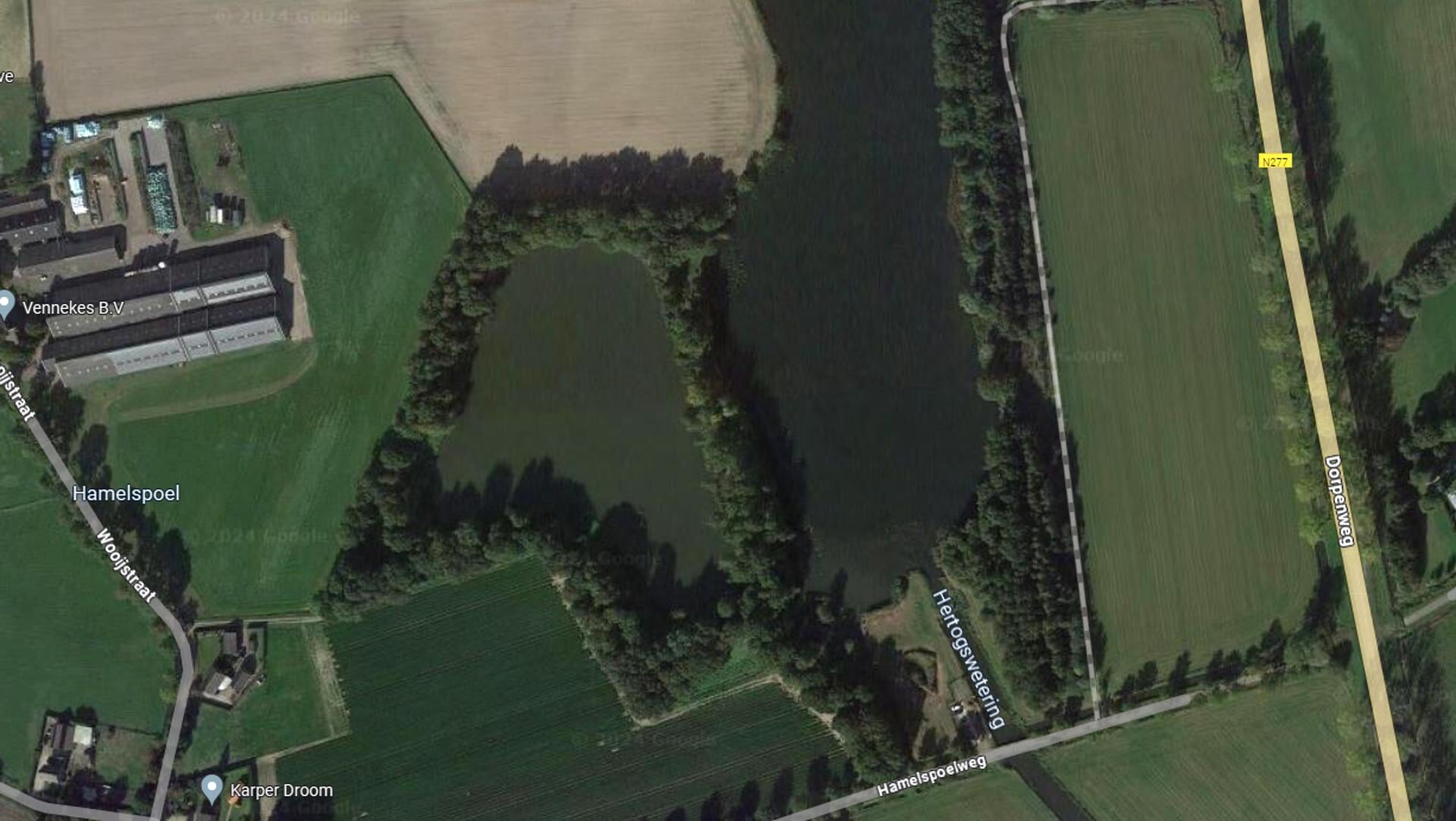 Links 't Gat en rechts de Hamelspoel (Putwielen), met daartussen de dam. De Hamelspoel krijgt vers water via de Hertogswetering (rechtsonder).