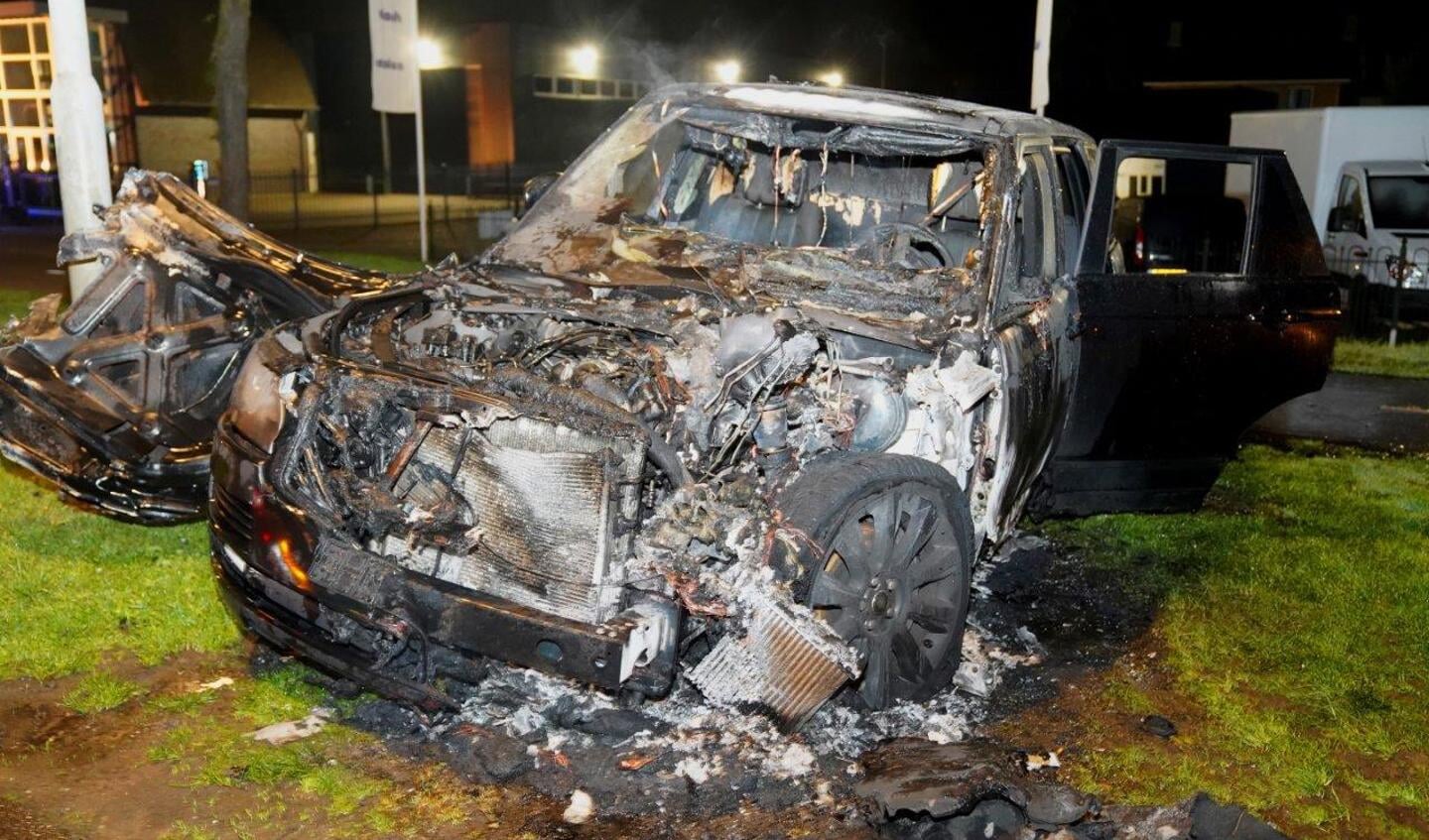 Bij Garage Slaats aan de Rijksweg in Nuland is de nacht van woensdag op donderdag een auto in vlammen opgegaan. 