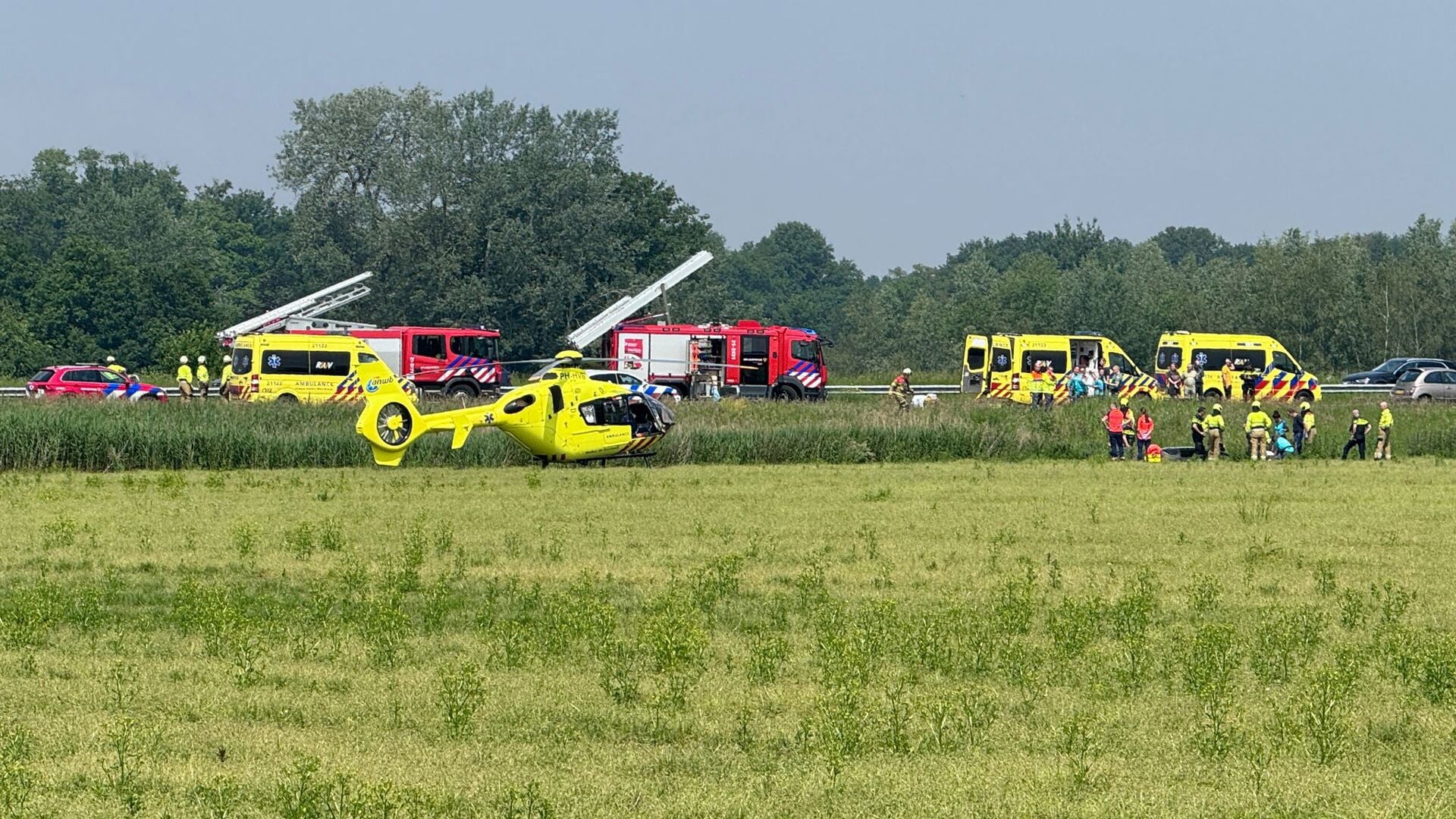 Twee Zwaargewonden Bij Ernstig Ongeluk Op A50, Snelweg Dicht ...