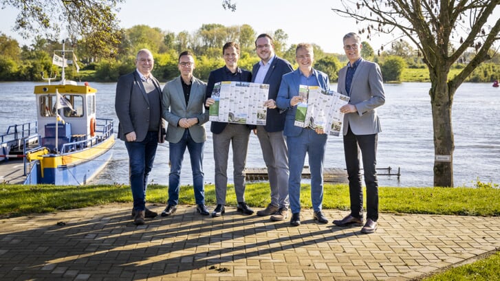 Zes van de acht Noord-Limburgse wethouders presenteren de nieuwe fietsroutes.