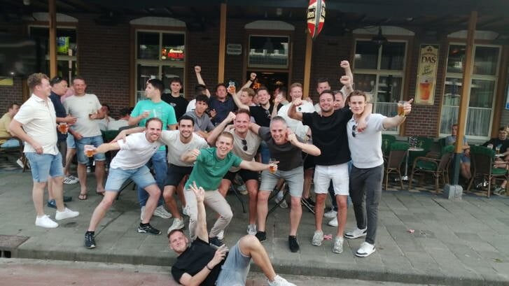 De selectie van Boekel Sport kon een feestje vieren na het behalen van het kampioenschap in 2E. Volgend jaar wacht de Eerste Klasse. 