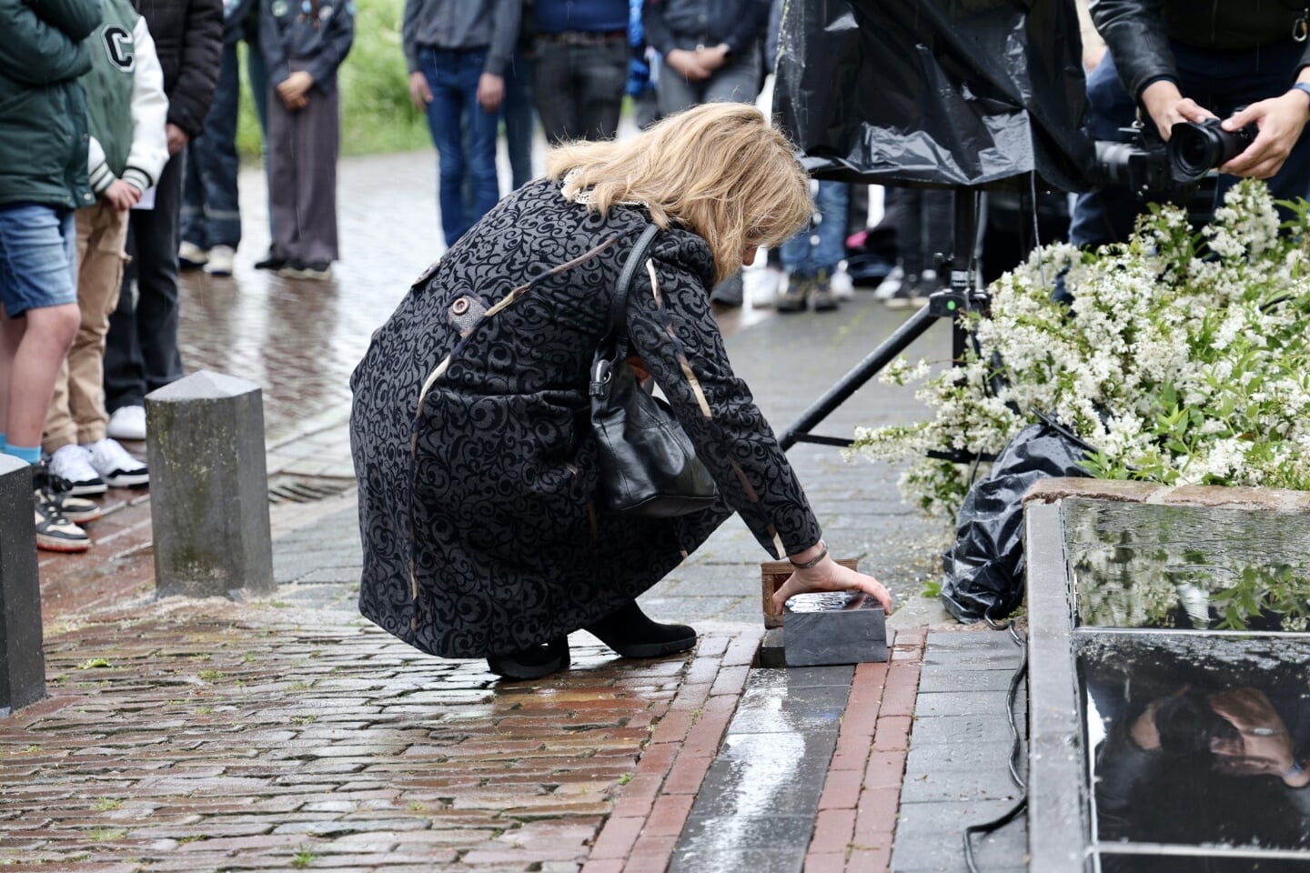 Burgemeester Moorman legt een gedenksteen bij het Joods Monument in Cuijk. 