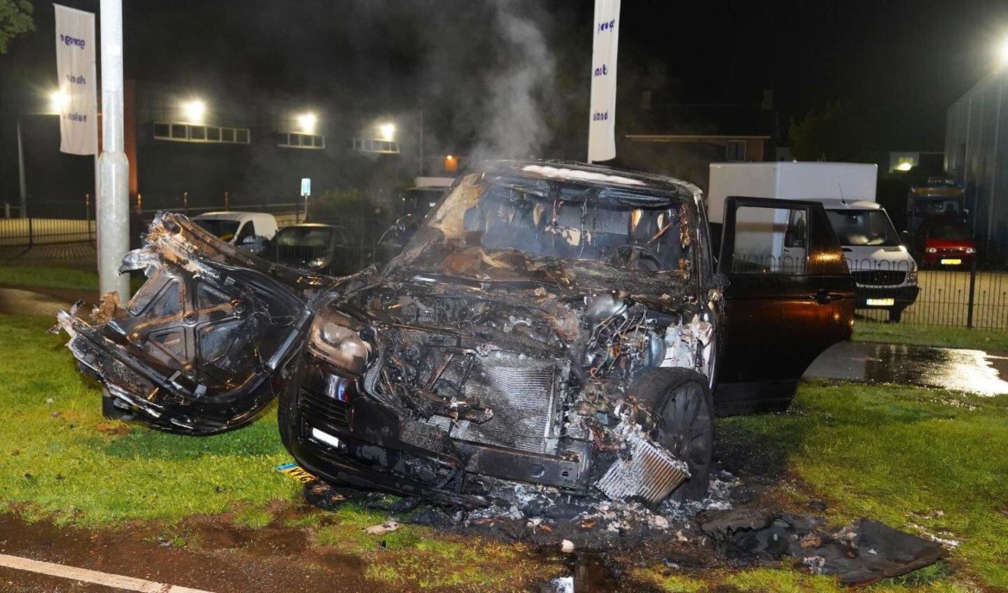 Bij Garage Slaats aan de Rijksweg in Nuland is de nacht van woensdag op donderdag een auto in vlammen opgegaan. 